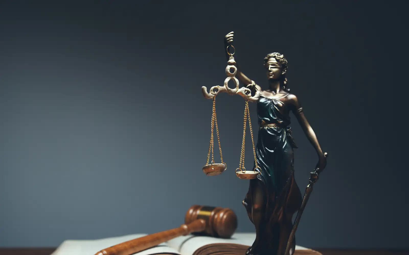 Defensa en derecho penal económico: Estrategias y procedimientos clave